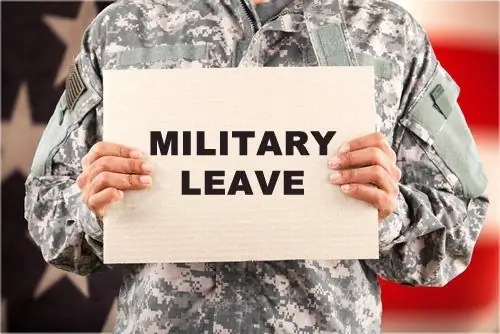 Demande si lo despidieron por entrenamiento de licencia militar